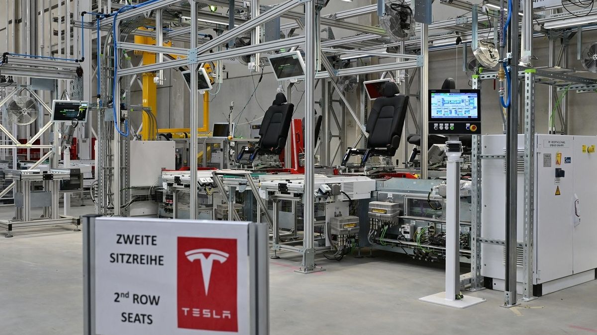 Tesla má spustit výrobu v automobilce u Berlína ještě letos
